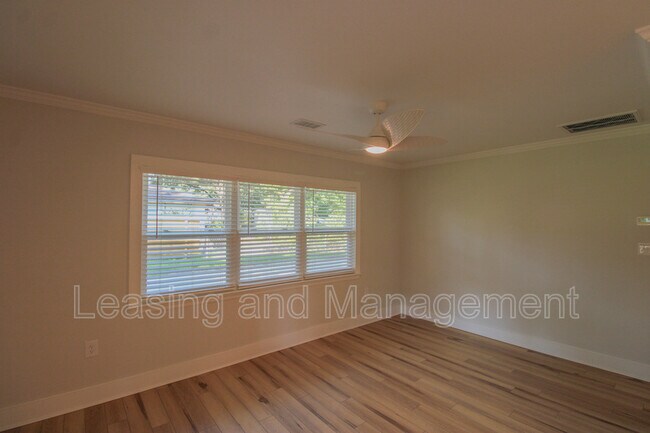 Foto del edificio - 1757 Skinner Ave