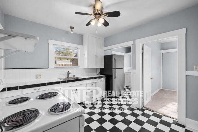 Building Photo - 429 Elefa St