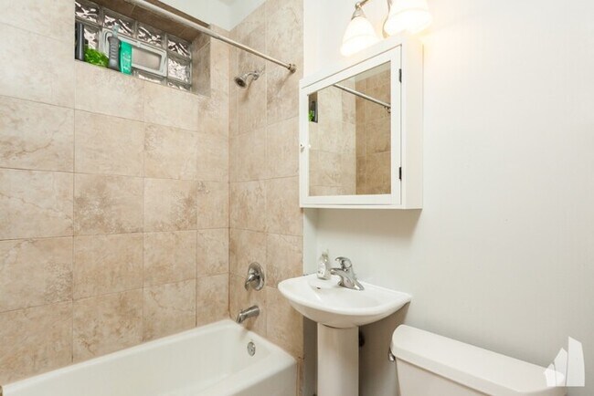 Foto del edificio - 2 Bed/1 Bath with In-Unit Laundry | Close ...