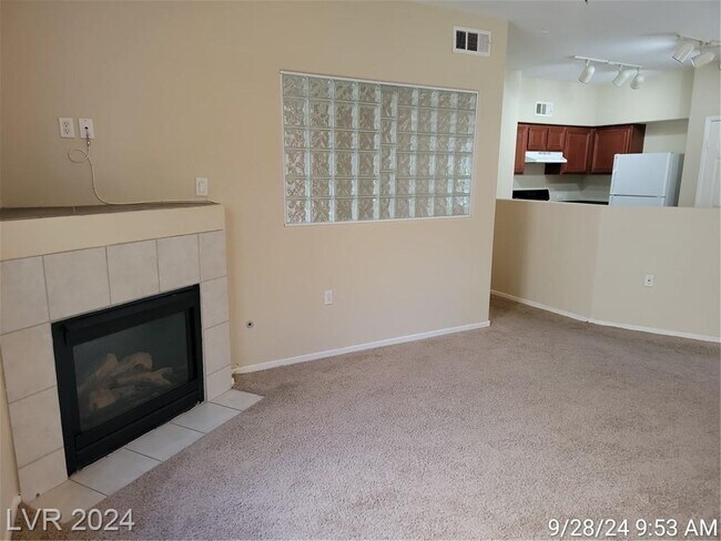 Building Photo - 1ST FLOOR UNIT WITH DEN!!
