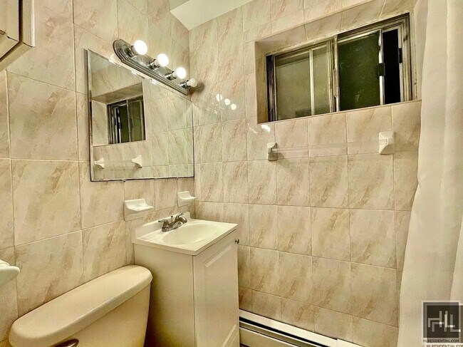 Foto del edificio - 2 bedroom apartment available near the R line