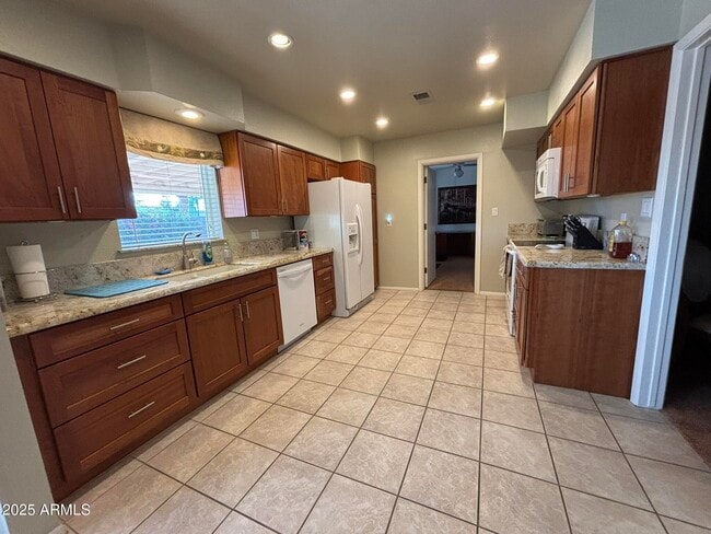Building Photo - 3625 E Garden Dr