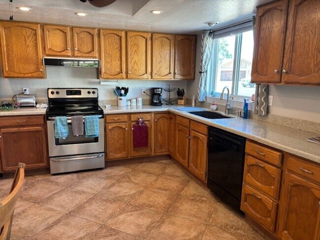 Foto del edificio - Lovely Updated 2bed/2bath Home in desert landscape of 45+ Active Adult Community of Leisure World...