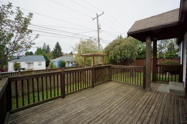 Building Photo - 3 bedroom in Seattle WA 98136