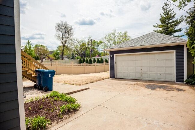 Building Photo - 4 bedroom in Elmhurst IL 60126