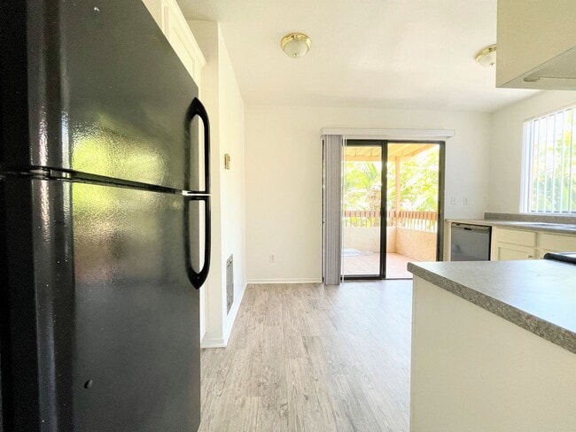 Building Photo - Updated Second Floor Single Level Unit!