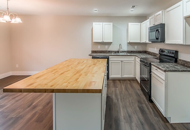 Island Countertop - 52 Creekside Ln