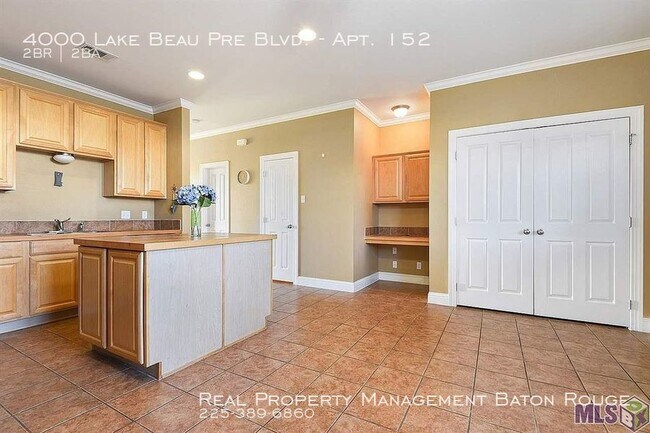 Building Photo - Great Townhome near LSU!