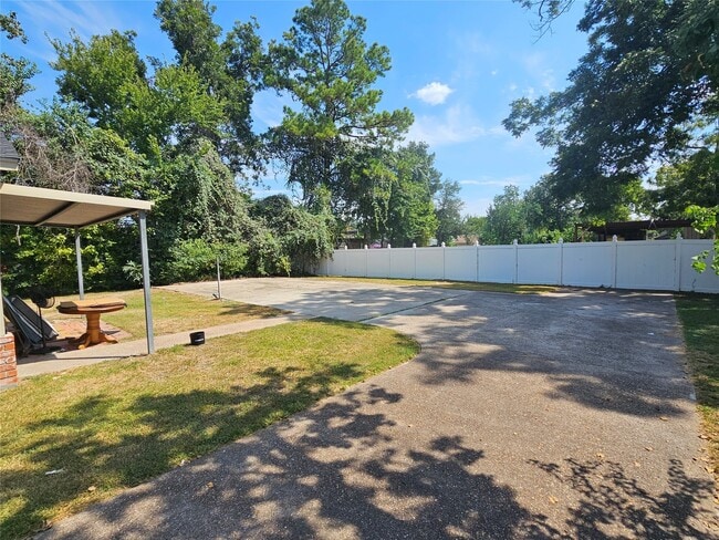 Building Photo - 5322 Pine Ave