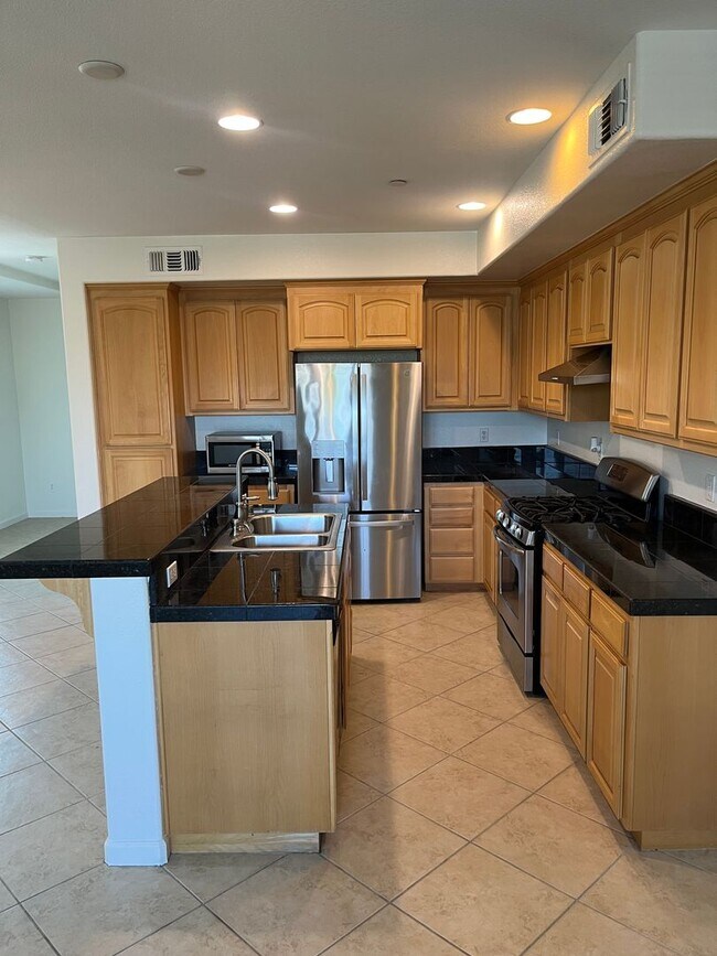 Foto del edificio - Bright Corner 3BD/3BA Townhome Near BART & Great Mall!