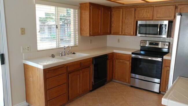Foto del edificio - 2-Story home in NE Fresno, Clovis Unified Schools, super clean!