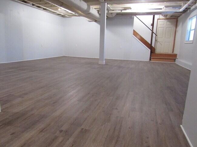 Amplio sótano (21 pies por 30 pies, por lo que hay mucho espacio para actividades). - 1273 W Wylie Bridge Rd