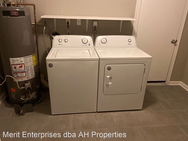 Foto del edificio - 4 br, 1.5 bath House - 511 W 11TH ST