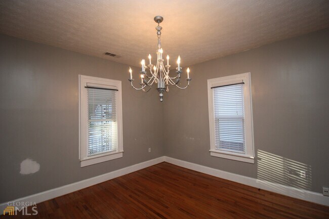 Building Photo - 305 Alford St