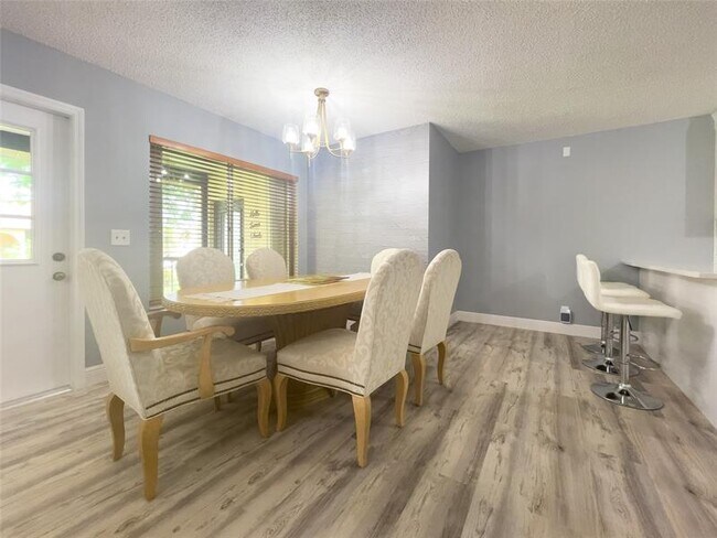 Foto del edificio - 340 Knotty Pine Cir
