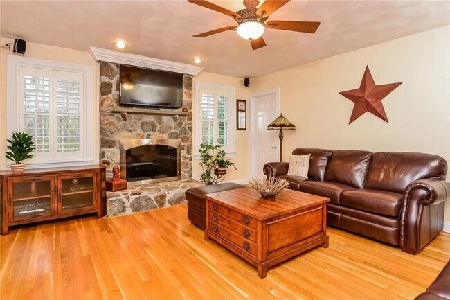Foto del edificio - 45 Captain Wightman Ln