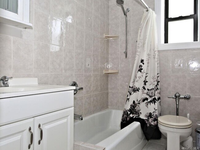 Foto del edificio - 411 Larchmont Acres