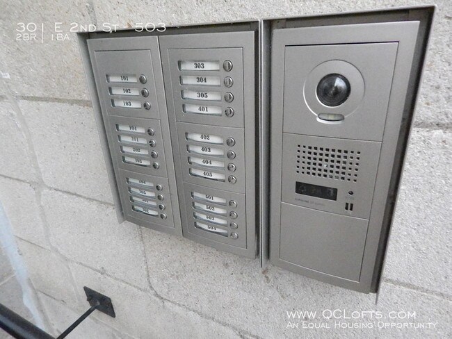 Foto del edificio - 301 E 2nd St