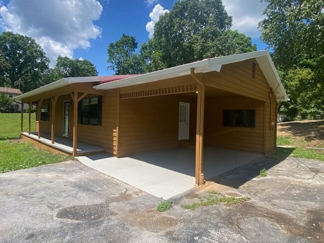 Building Photo - 2 Bedroom 1 Bath House