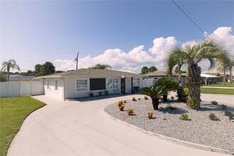 Building Photo - 813 6th Ave