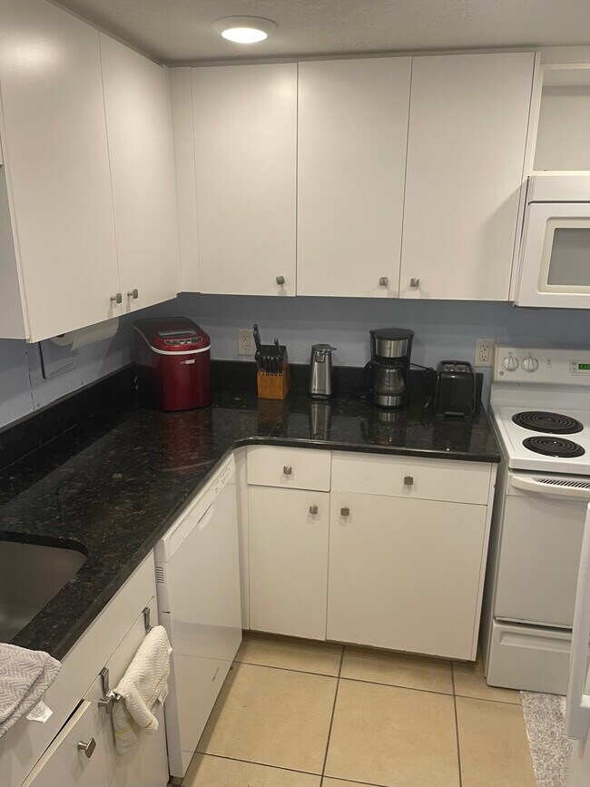 Building Photo - 880 Mandalay Ave