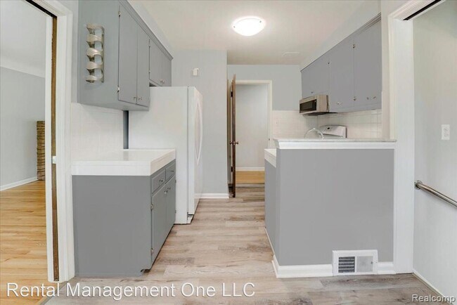 Building Photo - 3 br, 1.5 bath House - 24020 Seneca Street