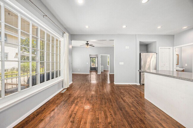 Foto del edificio - Spacious 5BR/2.5BA in Creston with Garage & Fenced Backyard