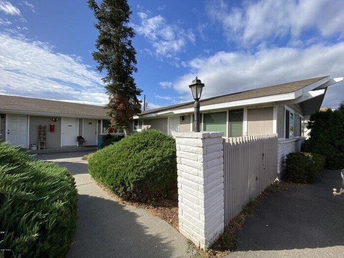 Primary Photo - 4902 W Chestnut Ave