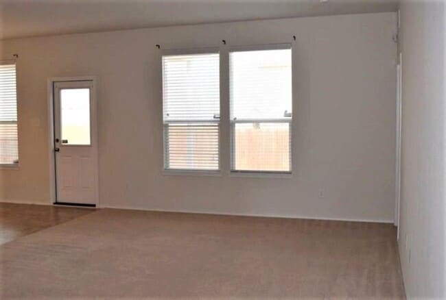 Foto del edificio - Like New 3BR SFR w/ Covered Patio & Fenced Yard in Haslet