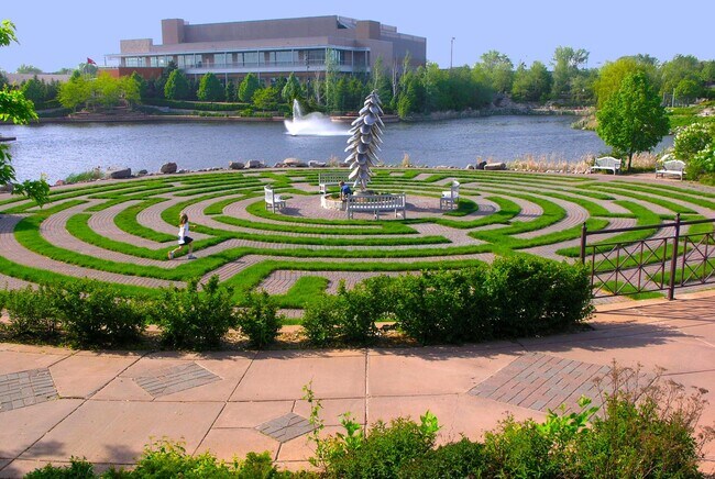 Foto del edificio - Edina Condo, Vaulted Ceilings, All New Carpet and Paint, In Unit Laundry, Garage Parking, One Mon...