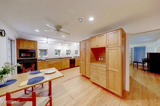 Building Photo - 4 br, 3.5 bath House - 250 County Street