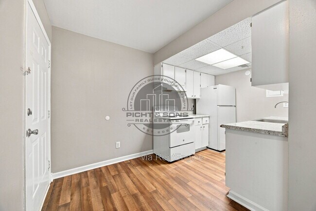 Building Photo - 457 White Dr