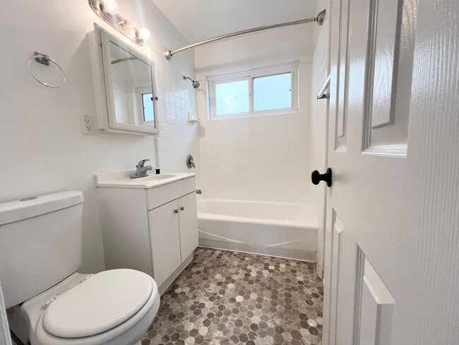 Building Photo - 1 Bed 1 Bath Pacific Beach Apartments