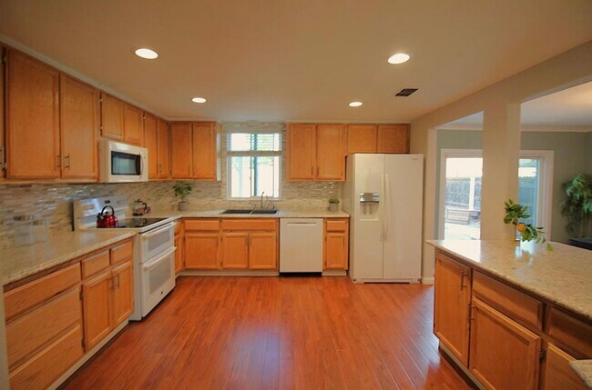 Foto del edificio - 2255 La Grama Dr