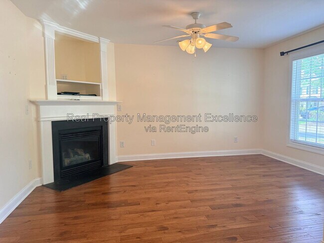 Foto del edificio - 305 Holly Thorn Trace