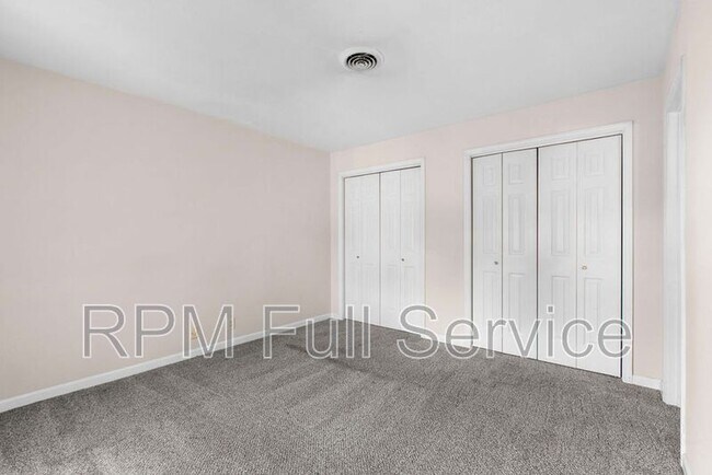 Foto del edificio - 135 Hicks Rd