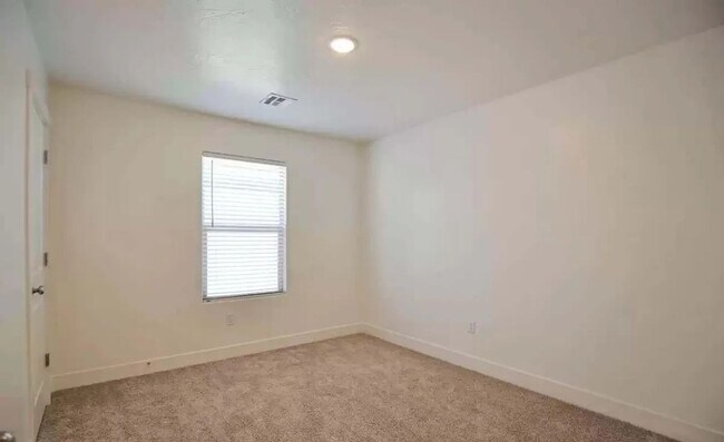 Building Photo - Charming 4BR 2.5 BATH House in Saint George