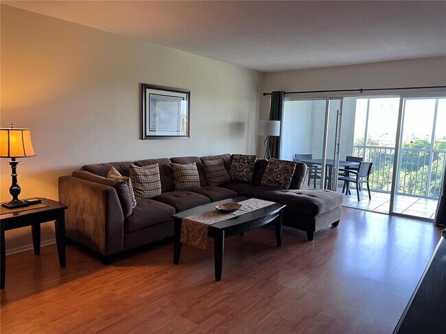 Foto del edificio - 3150 N Palm Aire Dr