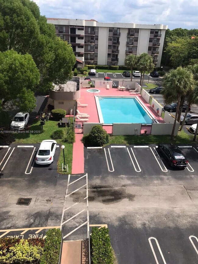 Foto del edificio - 2701 Riverside Dr