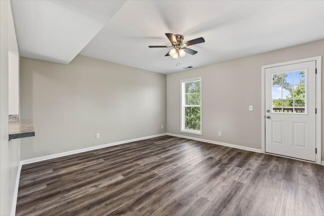 Building Photo - Pet Friendly Two Bedroom!