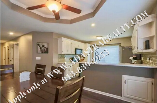 Foto del edificio - Beautiful 4 Bed 3 Bath Home in Olathe-Comi...