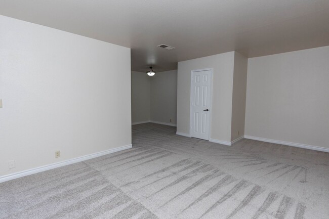 Building Photo - Charming 1-Bedroom Condo in Guard-Gated Be...