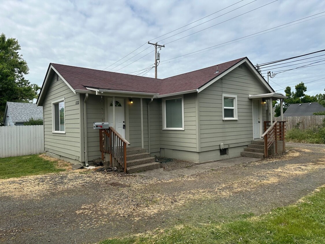 Primary Photo - Updated 2 bed 1 bath house in Springfield!