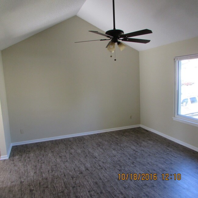 Building Photo - New listing