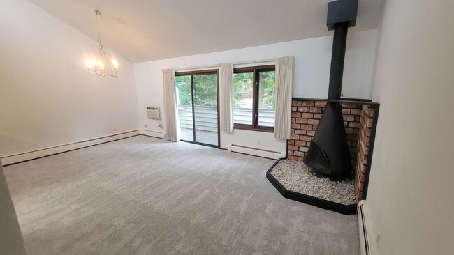 Building Photo - Spacious 2 Bedroom Split-Level in North Bo...