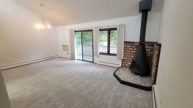 Foto del edificio - Spacious 2 Bedroom Split-Level in North Bo...