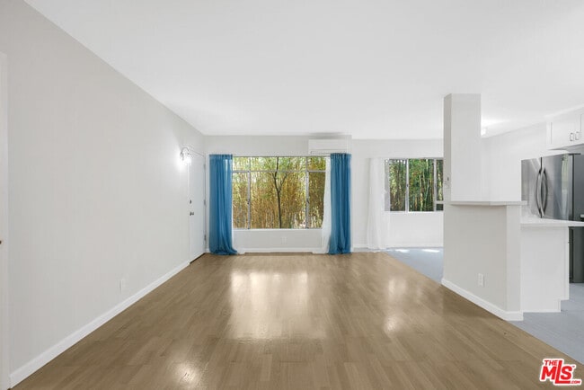 Building Photo - 2488 N Beachwood Dr