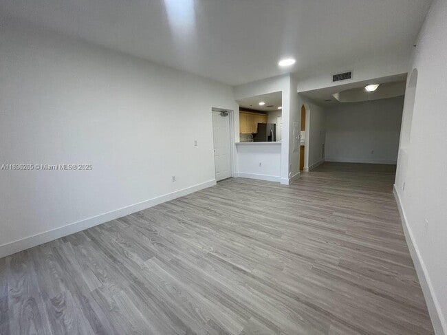 Foto del edificio - 6700 NW 114th Ave