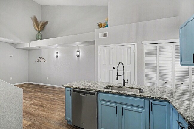 Building Photo - "Charming 2-Bed Condo with 980 Sq Ft of Comfort in Littleton!"