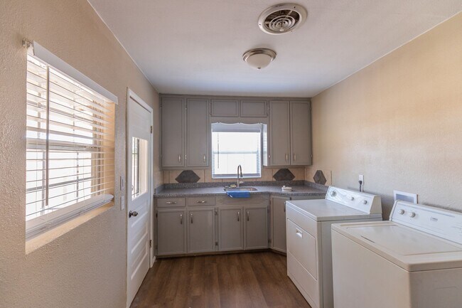 Foto del edificio - Cozy 3 Bed 2 Bath Home - Pets on Owner Approval!